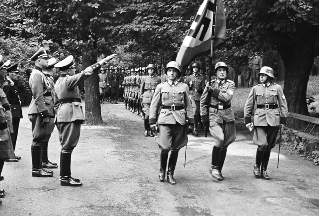 Polizeireserve Abschnitt West nach der Vereidigung für den Kriegseinsatz, 1940 (© BMI / LPD Wien)